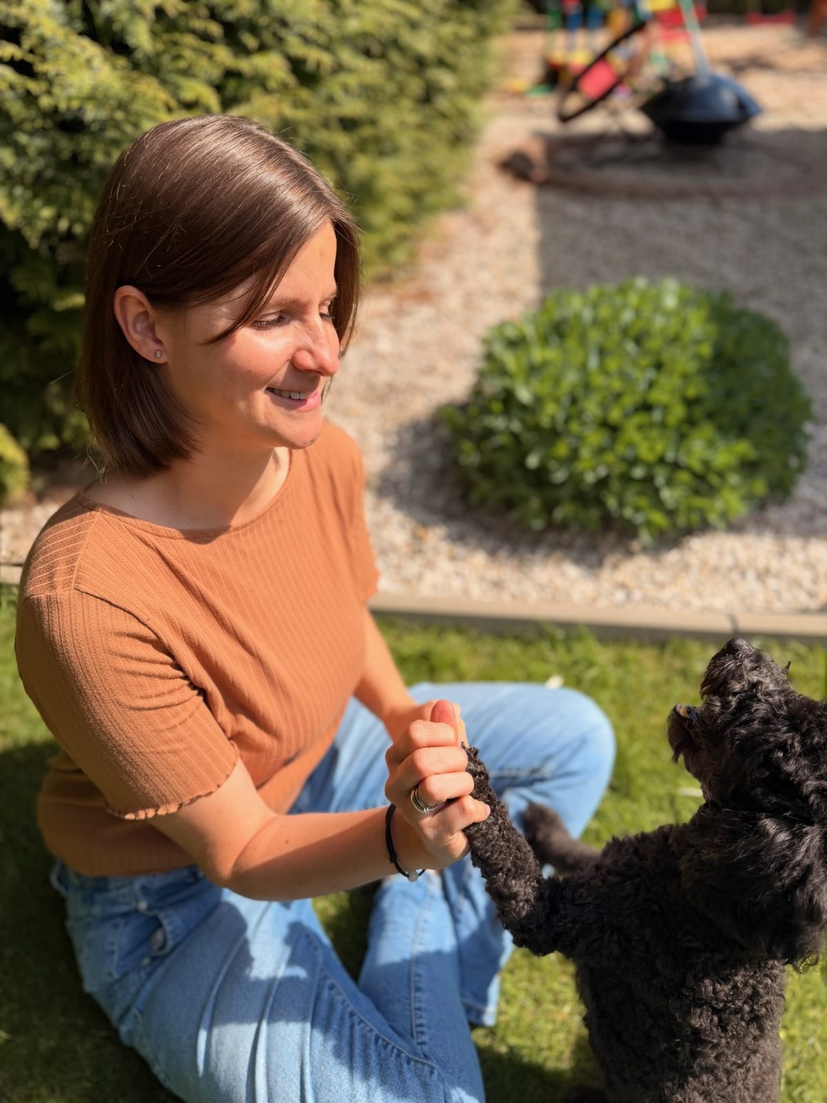 Sarah gibt Amy im Garten die Pfote